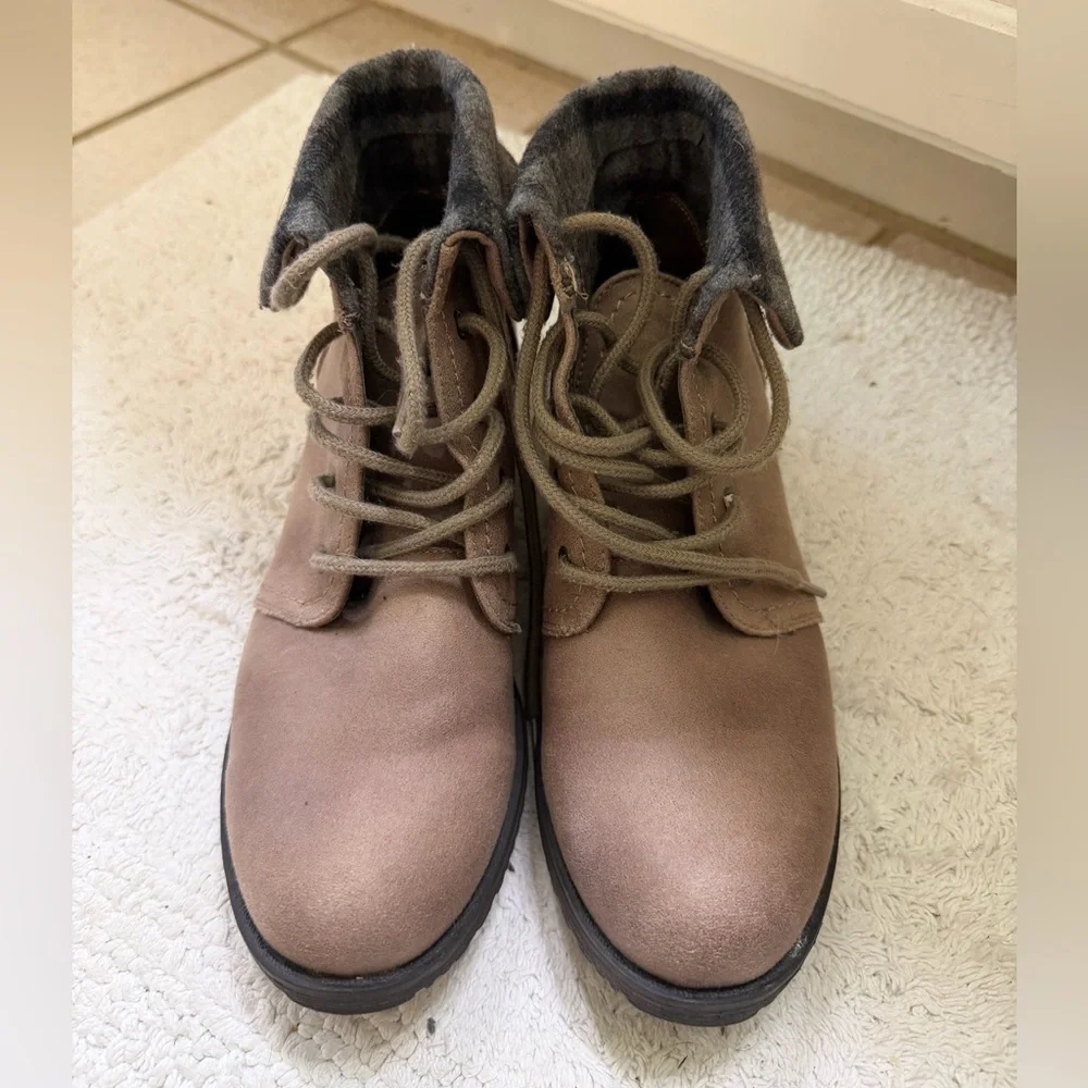 White Mountain Gray and Tan Lace Up Boots - Picture 3 of 7